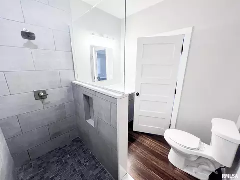 Bath - 106 S Myers, Eureka, IL 61530 photo 3 of 8