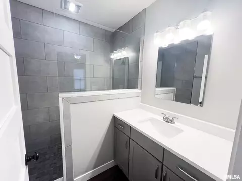 Bath - 106 S Myers, Eureka, IL 61530 photo 2 of 8