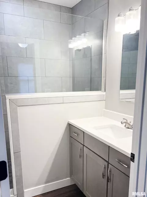 Bath - 106 S Myers, Eureka, IL 61530 photo 1 of 8
