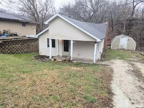 216 Maywood Ave, Creve Coeur, IL 61610