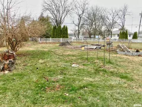 748 Memorial Dr, Macomb, IL 61455 photo 14