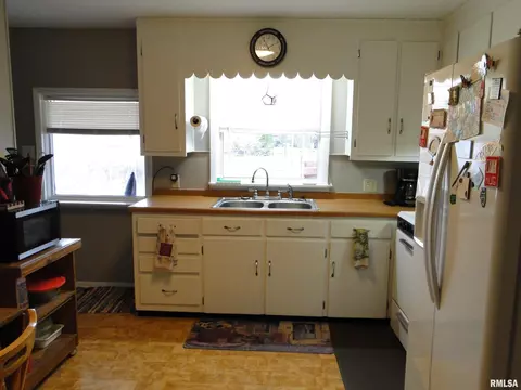 748 Memorial Dr, Macomb, IL 61455 photo 7