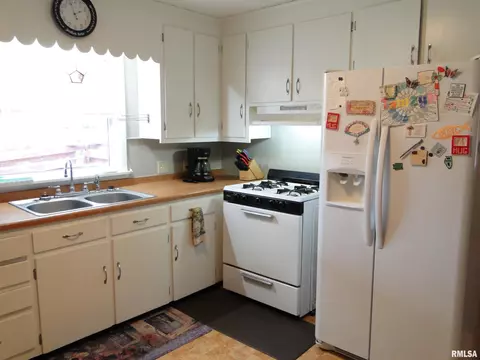 748 Memorial Dr, Macomb, IL 61455 photo 8