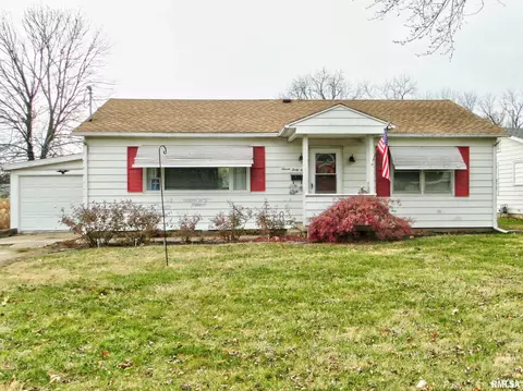 748 Memorial Dr, Macomb, IL 61455