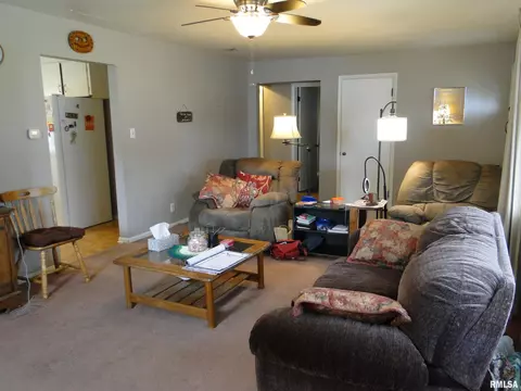 748 Memorial Dr, Macomb, IL 61455 photo 6