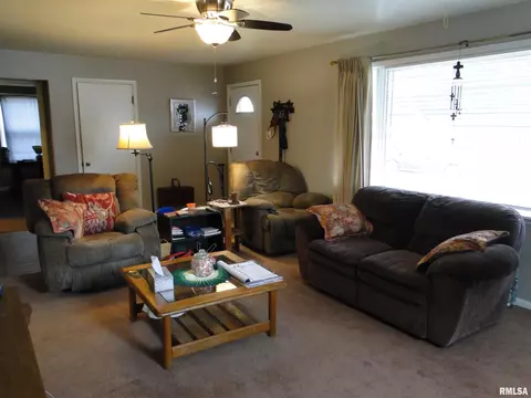 748 Memorial Dr, Macomb, IL 61455 photo 4