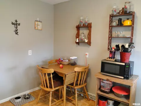 748 Memorial Dr, Macomb, IL 61455 photo 9