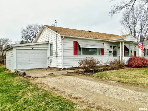 748 Memorial Dr, Macomb, IL 61455 photo 2