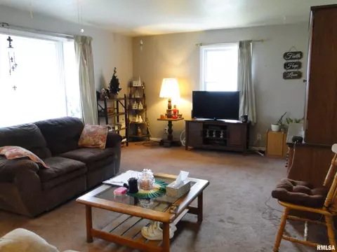748 Memorial Dr, Macomb, IL 61455 photo 5