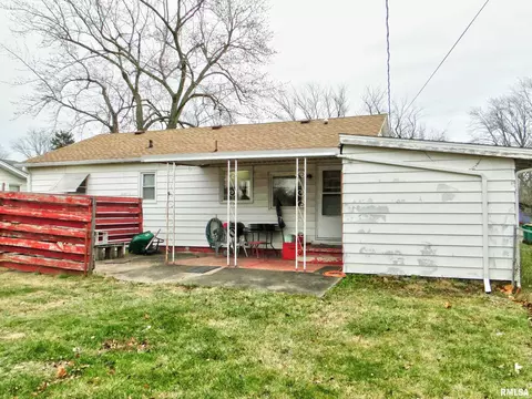 748 Memorial Dr, Macomb, IL 61455 photo 3