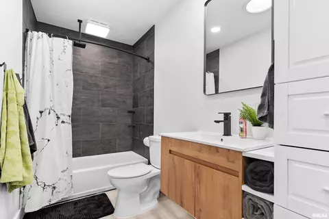 Bath - 204 Dennis Dr, Eureka, IL 61530 photo 1 of 3