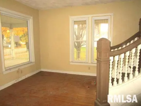 Living - 534 S Main St, Canton, IL 61520 photo 1 of 7