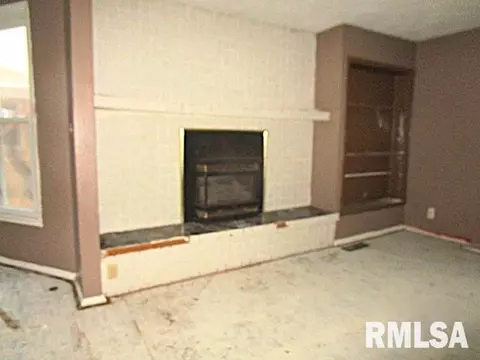 Living - 534 S Main St, Canton, IL 61520 photo 3 of 7