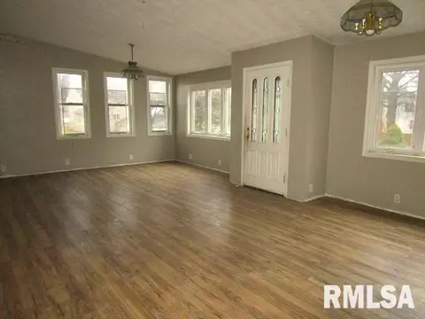 Living - 534 S Main St, Canton, IL 61520 photo 6 of 7