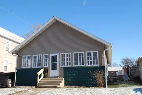 918 S 7th St, Pekin, IL 61554