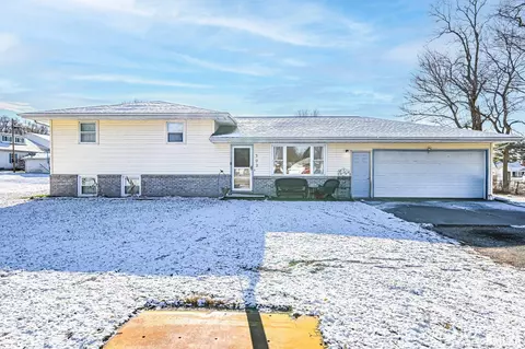 302 W Tazewell St, Spring Bay, IL 61611