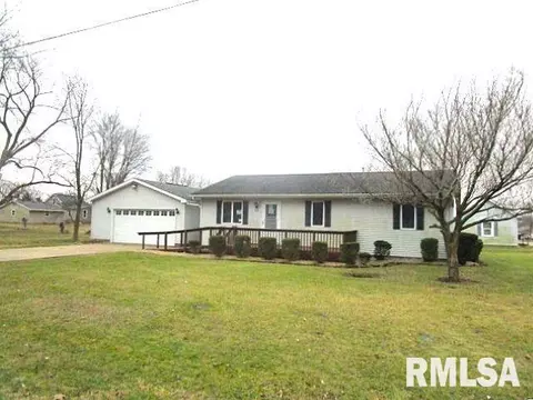 602 E 10th St, Delavan, IL 61734