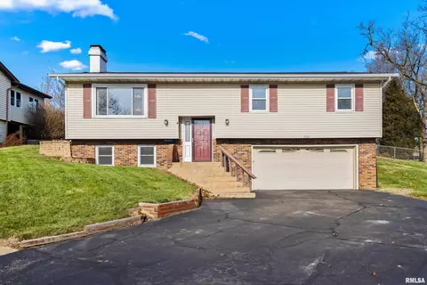 2241 Autumn Dr, Pekin, IL 61554