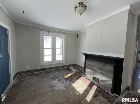 Living - 414 E Pierce St, Macomb, IL 61455 photo 2 of 2
