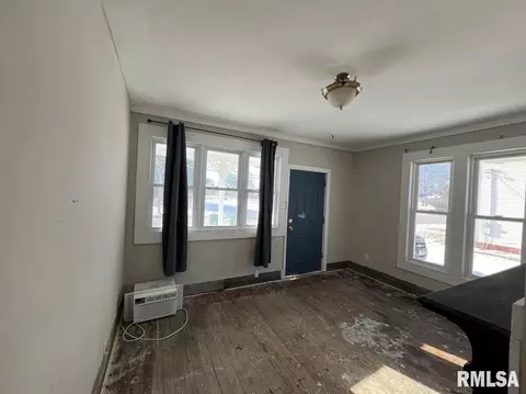 Living - 414 E Pierce St, Macomb, IL 61455 photo 1 of 2