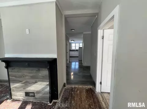 Entry Way - 414 E Pierce St, Macomb, IL 61455 photo 1 of 3