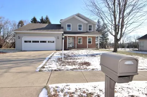 5228 N Castleberry Dr, Peoria, IL 61615