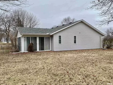1110 E Juniper St, Canton, IL 61520 photo 10
