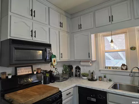 Kitchen - 804 E Locust St, Canton, IL 61520 photo 4 of 6
