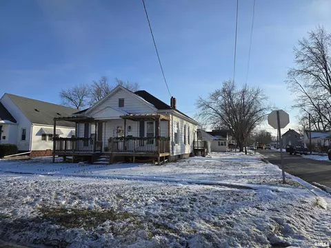 Exterior - 804 E Locust St, Canton, IL 61520 photo 2 of 2