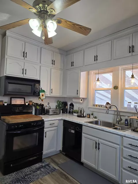 Kitchen - 804 E Locust St, Canton, IL 61520 photo 3 of 6