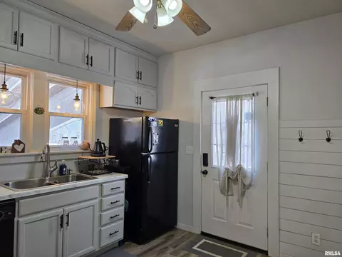 Entry Way - 804 E Locust St, Canton, IL 61520 photo 8 of 9