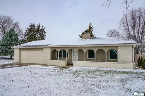 9518 N Brookview Dr, Peoria, IL 61615
