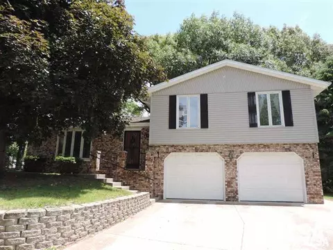 4 Amber Ct, Pekin, IL 61554
