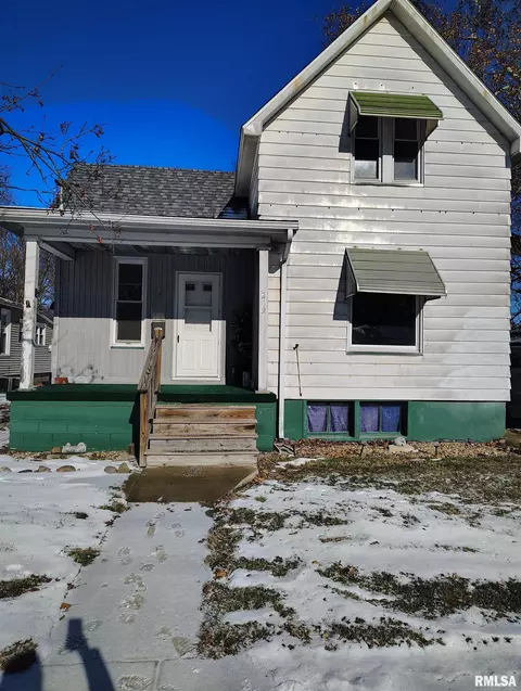 249 E Ash St, Canton, IL 61520