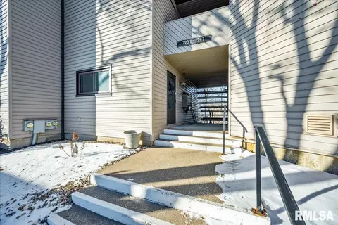 7239 N Lakeside Ct, Peoria, IL 61614