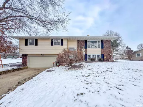 3117 St Andrews Dr, Pekin, IL 61554