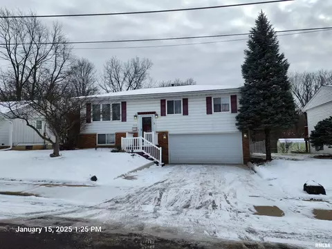 2212 W Kensington Dr, Peoria, IL 61614
