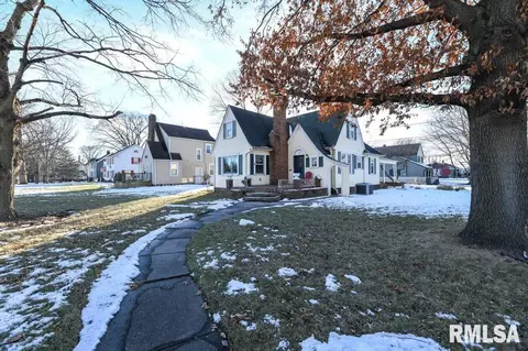 1515 N 8th St, Pekin, IL 61554