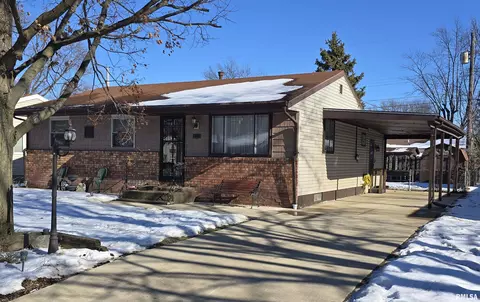 402 Capri St, Pekin, IL 61554