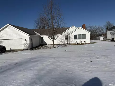 104 W Franklin St, Mackinaw, IL 61755