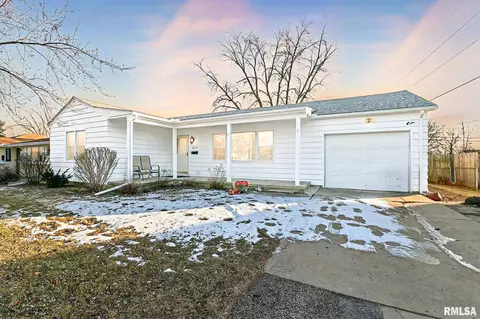2120 W Cashman Ct, Peoria, IL 61604
