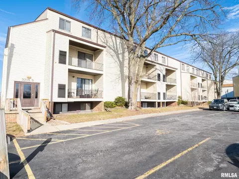 3215 W Willow Knolls Rd, Peoria, IL 61614