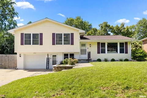 2712 W Overhill Rd, Peoria, IL 61615