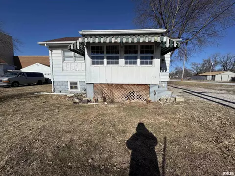 408 Edmund St, East Peoria, IL 61611