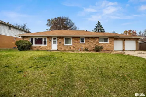 4016 N Brookdale Pl, Peoria, IL 61614