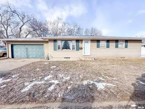 1505 W Shore Dr, Pekin, IL 61554