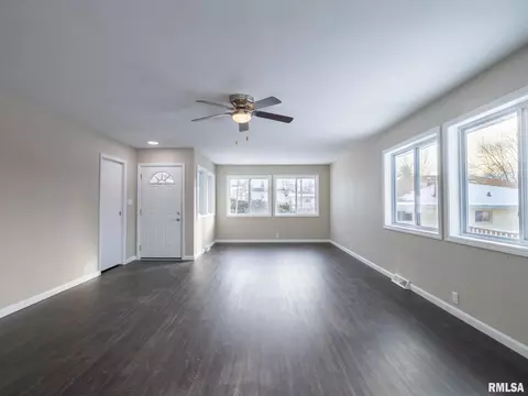 Living - 477 W Maple St, Canton, IL 61520 photo 1 of 3