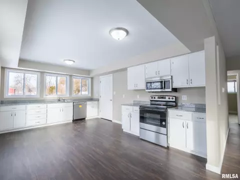 Kitchen - 477 W Maple St, Canton, IL 61520 photo 2 of 4