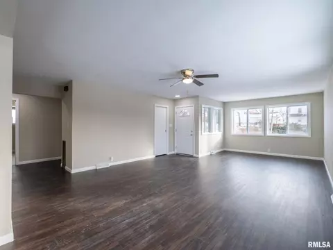 Living - 477 W Maple St, Canton, IL 61520 photo 2 of 3