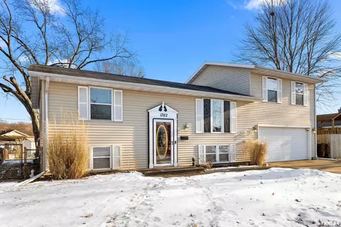 1702 Heisel Ave, Pekin, IL 61554 photo 2